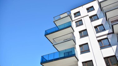 Modern apartman binasının mimari detayları. Modern Avrupa konut binası kompleksi.