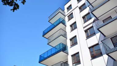 Modern apartman binasının mimari detayları. Modern Avrupa konut binası kompleksi.