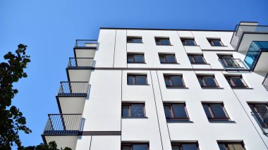 Modern apartman binasının mimari detayları. Modern Avrupa konut binası kompleksi.