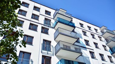 Modern apartman binasının mimari detayları. Modern Avrupa konut binası kompleksi.