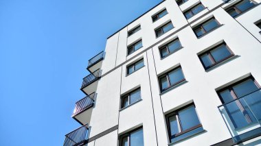 Modern apartman binasının mimari detayları. Modern Avrupa konut binası kompleksi.