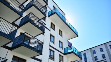 Modern apartman binasının mimari detayları. Modern Avrupa konut binası kompleksi.
