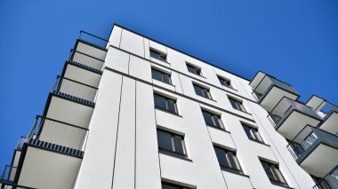 Modern apartman binasının mimari detayları. Modern Avrupa konut binası kompleksi.
