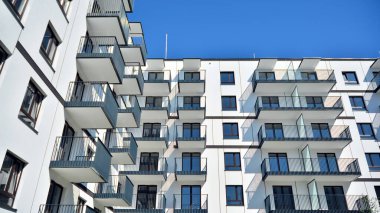 Modern apartman binasının mimari detayları. Modern Avrupa konut binası kompleksi.