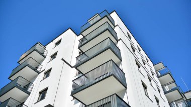 Modern apartman binasının mimari detayları. Modern Avrupa konut binası kompleksi.
