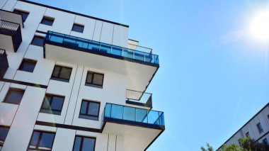 Modern apartman binasının mimari detayları. Modern Avrupa konut binası kompleksi.