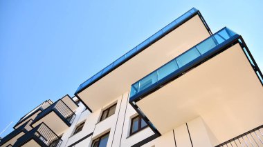 Modern apartman binasının mimari detayları. Modern Avrupa konut binası kompleksi.