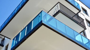 Modern apartman binasının mimari detayları. Modern Avrupa konut binası kompleksi.