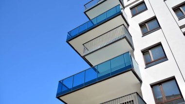 Modern apartman binasının mimari detayları. Modern Avrupa konut binası kompleksi.