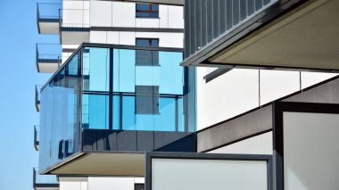 Modern apartman binasının mimari detayları. Modern Avrupa konut binası kompleksi.