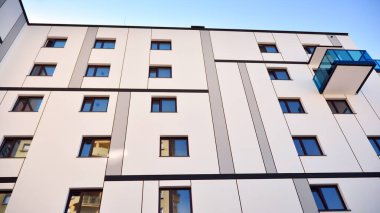 Modern apartman binasının mimari detayları. Modern Avrupa konut binası kompleksi.