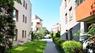 Modern apartman binasının mimari detayları. Modern Avrupa konut binası kompleksi.