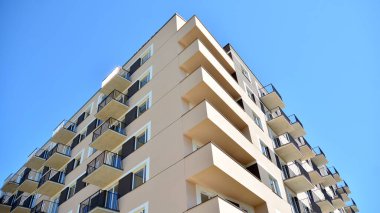 Modern apartman binasının mimari detayları. Modern Avrupa konut binası kompleksi.