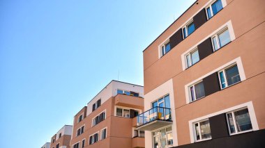 Modern apartman binasının mimari detayları. Modern Avrupa konut binası kompleksi.