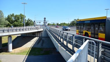 Varşova, Polonya. 15 Ağustos 2020. S8 otoyolundaki gündüz trafiği yukarıdan görülüyor. Polonya 'nın en işlek otobanlarından biri..