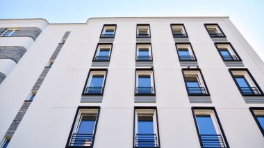 Modern apartman binasının mimari detayları. Modern Avrupa konut binası kompleksi.