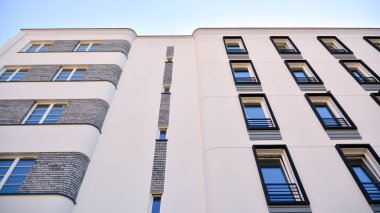 Modern apartman binasının mimari detayları. Modern Avrupa konut binası kompleksi.