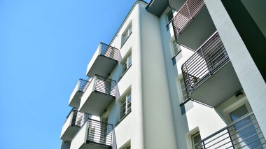 Modern apartman binasının mimari detayları. Modern Avrupa konut binası kompleksi.