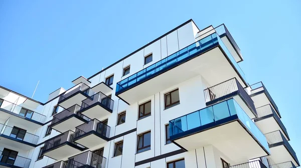 Modern apartman binasının mimari detayları. Modern Avrupa konut binası kompleksi.