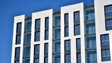 Modern apartman binasının mimari detayları. Modern Avrupa konut binası kompleksi.
