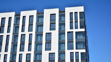 Modern apartman binasının mimari detayları. Modern Avrupa konut binası kompleksi.