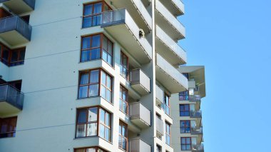 Modern apartman binasının mimari detayları. Modern Avrupa konut binası kompleksi.