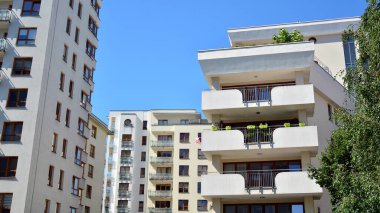 Modern apartman binasının mimari detayları. Modern Avrupa konut binası kompleksi.