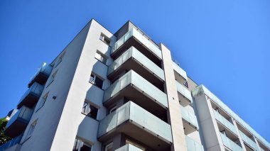 Modern apartman binasının mimari detayları. Modern Avrupa konut binası kompleksi.