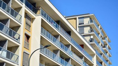 Modern apartman binasının mimari detayları. Modern Avrupa konut binası kompleksi.