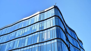 Modern ofis binasının cam perde duvarı. Gökyüzü arka planında modern ofis binası.