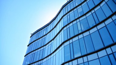 Modern ofis binasının cam perde duvarı. Gökyüzü arka planında modern ofis binası.