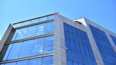 Modern ofis binasının cam perde duvarı. Gökyüzü arka planında modern ofis binası.