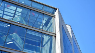 Modern ofis binasının cam perde duvarı. Gökyüzü arka planında modern ofis binası.