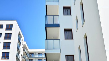 Modern apartman binasının mimari detayları. Modern Avrupa konut binası kompleksi.