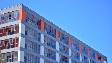 Modern apartman binasının mimari detayları. Modern Avrupa konut binası kompleksi.