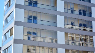 Modern apartman binasının mimari detayları. Modern Avrupa konut binası kompleksi.