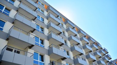 Modern apartman binasının mimari detayları. Modern Avrupa konut binası kompleksi.