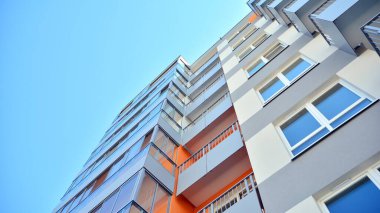 Modern apartman binasının mimari detayları. Modern Avrupa konut binası kompleksi.