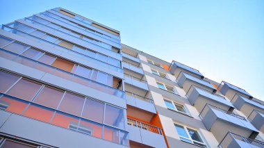 Modern apartman binasının mimari detayları. Modern Avrupa konut binası kompleksi.