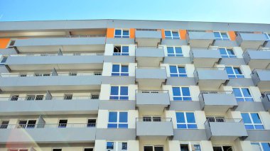 Modern apartman binasının mimari detayları. Modern Avrupa konut binası kompleksi.