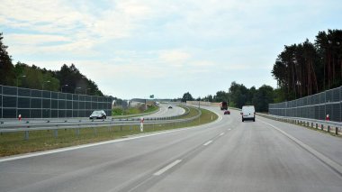 Pilawa ve Garwolin bölgeleri, Polonya. 17 Ağustos 2020. Lublin 'e giden S17 yarış pistinin görüntüsü.