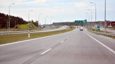Pilawa ve Garwolin bölgeleri, Polonya. 17 Ağustos 2020. Lublin 'e giden S17 yarış pistinin görüntüsü.