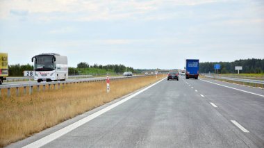Pilawa ve Garwolin bölgeleri, Polonya. 17 Ağustos 2020. Lublin 'e giden S17 yarış pistinin görüntüsü.