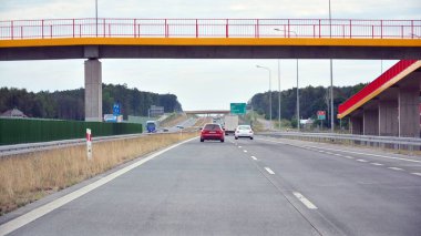 Pilawa ve Garwolin bölgeleri, Polonya. 17 Ağustos 2020. Lublin 'e giden S17 yarış pistinin görüntüsü.