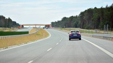Pilawa ve Garwolin bölgeleri, Polonya. 17 Ağustos 2020. Lublin 'e giden S17 yarış pistinin görüntüsü.