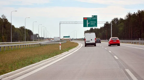 Pilawa ve Garwolin bölgeleri, Polonya. 17 Ağustos 2020. Lublin 'e giden S17 yarış pistinin görüntüsü.
