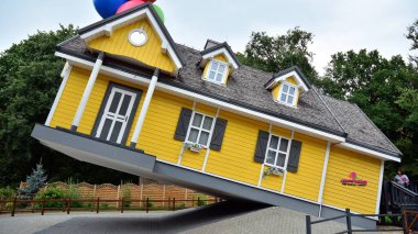 Trojanow, Polonya. 17 Ağustos 2020. Farma Iluzji / İllüzyon Çiftliği bir eğitim ve eğlence parkı.