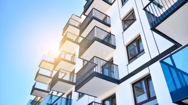 Modern apartman binasının mimari detayları. Modern Avrupa konut binası kompleksi.