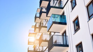 Modern apartman binasının mimari detayları. Modern Avrupa konut binası kompleksi.