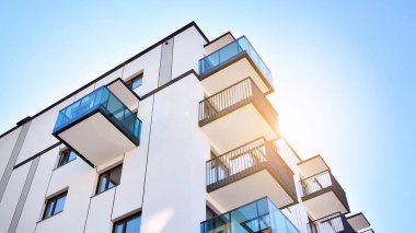 Modern apartman binasının mimari detayları. Modern Avrupa konut binası kompleksi.